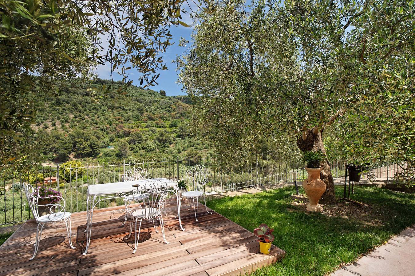Ganze Wohnung, Ferienwohnung 'Micuzzo' mit Bergblick, Wi-Fi und Klimaanlage in Cipressa, Riviera di Ponente