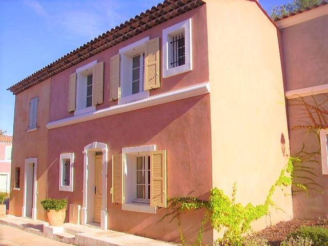Location de vacances pour 6 personnes, avec Terrasse et Jardin ainsi que Piscine et Sauna dans Domaine de Fayence