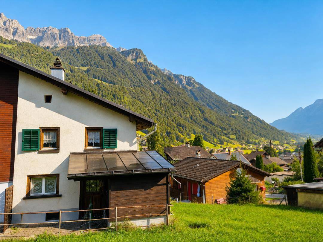 Entire apartment, Holiday apartment for 4 people with garden in Luchsingen-Hätzingen, Glarus Süd