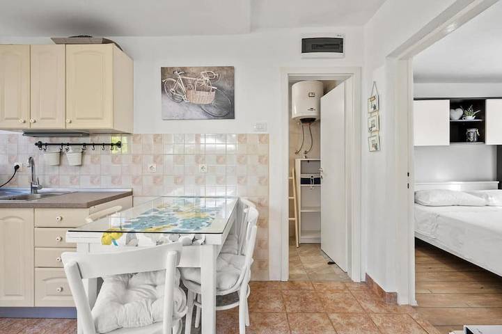 Schönes Haus mit 2 Schlafzimmern in. in Spongiola, Brodarica