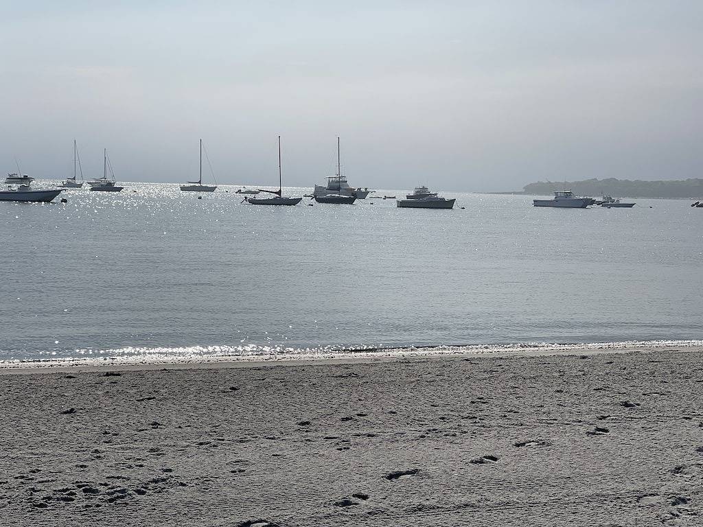 Bright Beach Cottage, renovated 3 bedroom, large private sunny deck!! in Middletown, Newport County