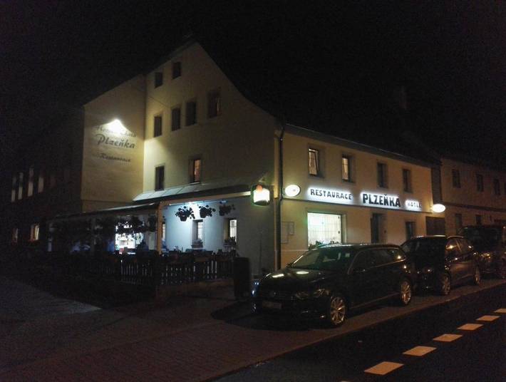 Privatzimmer für 2 Personen, mit Terrasse und Whirlpool sowie Garten und Sauna