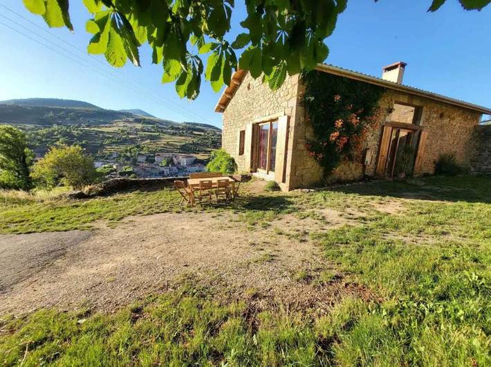 Maison d’hôte pour 2 personnes, avec Terrasse ainsi que Jardin et Vue à Empurany