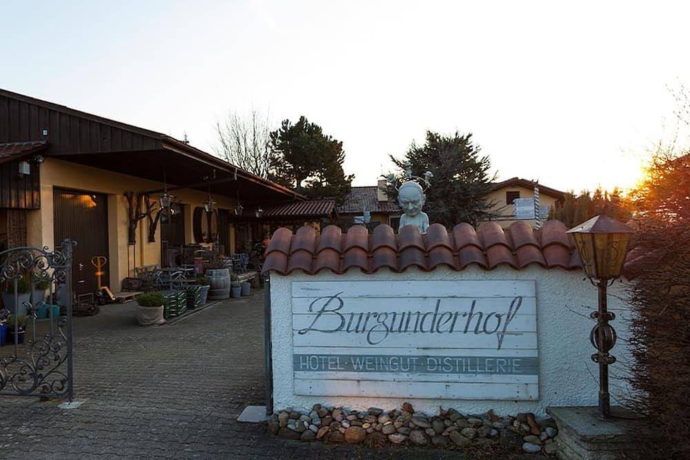 Ganze Wohnung, Doppelzimmer mit Seeblick, 21qm, mit Dusche/Wc und eigener Terrasse, max. 2 Personen in Hagnau am Bodensee, Region Bodensee-Oberschwaben