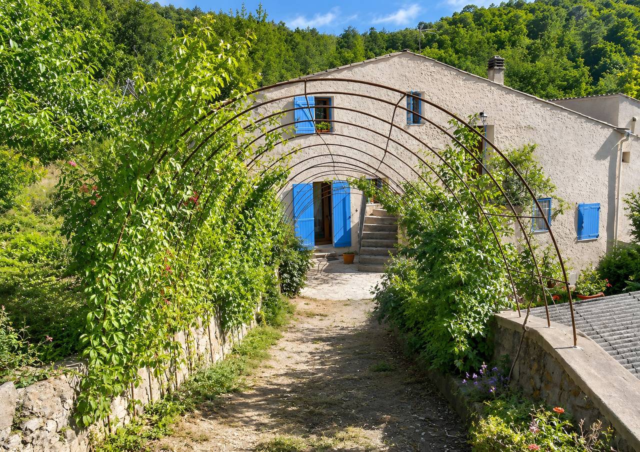 Appartement entier, Appartement Durance avec terrasse et jardin in Allemagne-en-Provence, Alpes-de-Haute-Provence