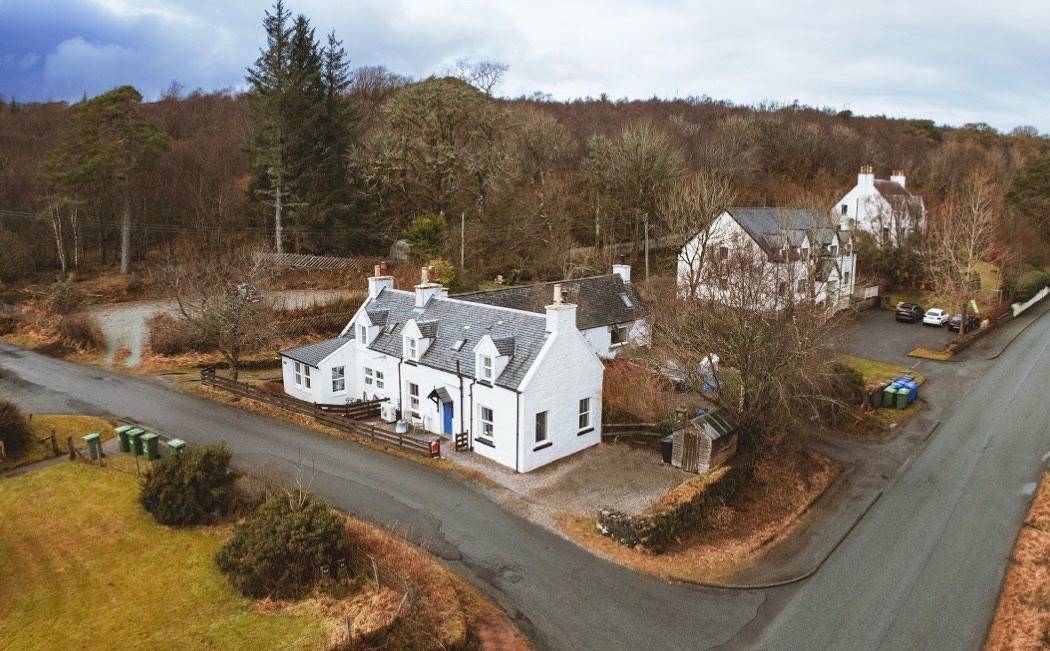 1 Keepers Cottage, Skeabost Bridge, Isle Of Skye in Highlands
