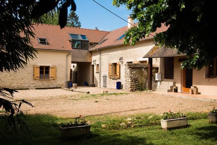 Maison d’hôte pour 4 personnes, avec vue et piscine ainsi que bassin pour enfant et jardin, adapté aux familles