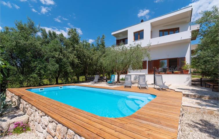 Gemütliche 2-Zimmer-Wohnung mit Pool, WLAN und 700 m zum Strand in Novigradsko More, Zadar