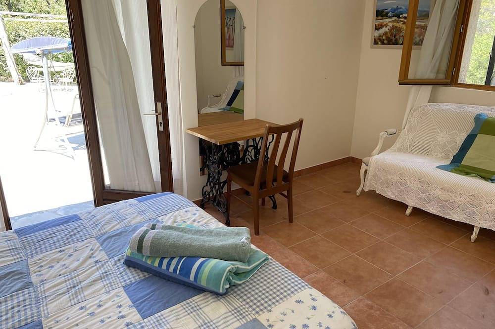 Bleu Azur villa, close to Esterel beaches, Cannes and Nice, and the pre-Alps.  in Seillans, Region de Draguignan