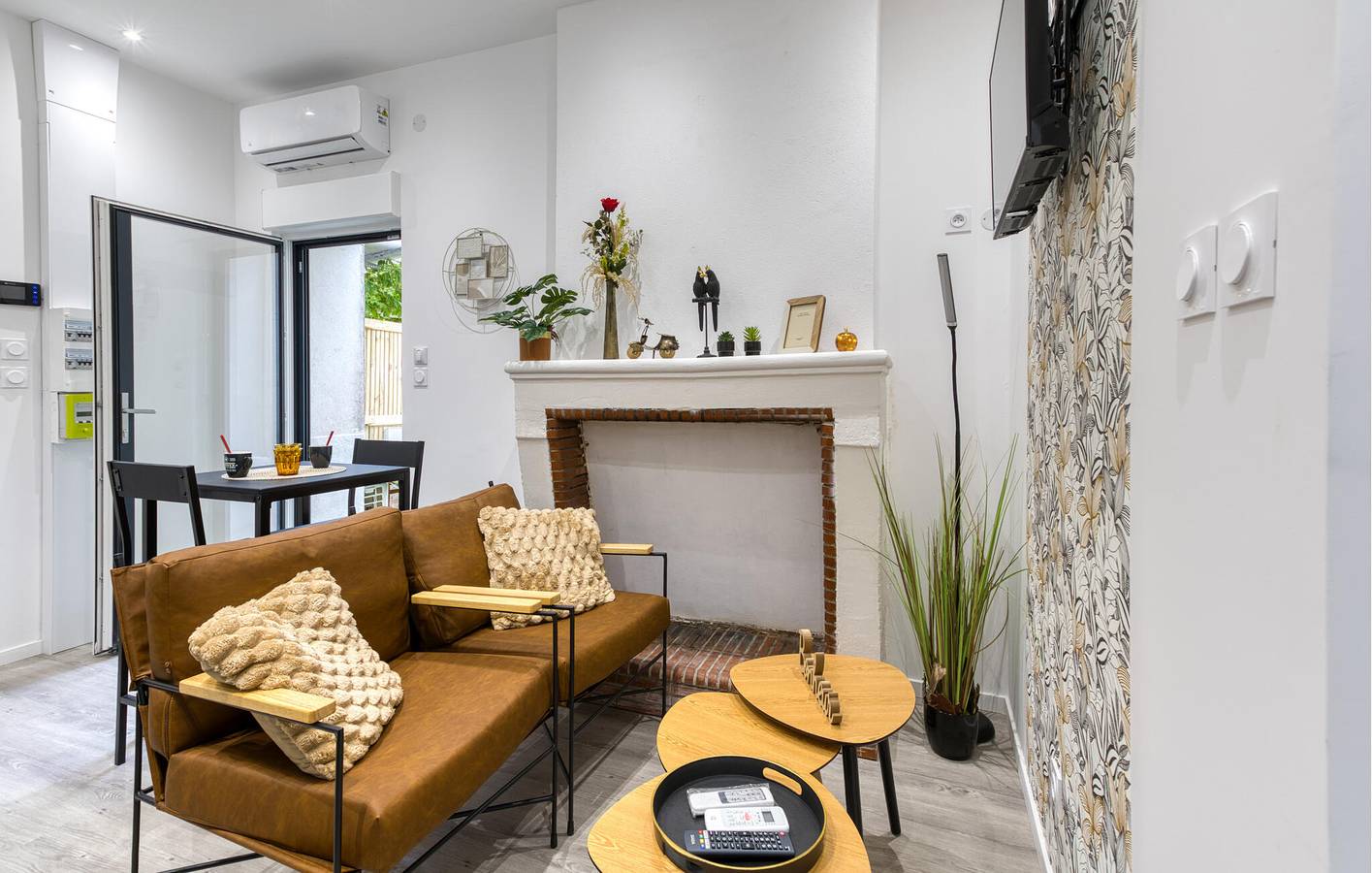 Entire holiday apartment, Cozy Apartment with Garden & WiFi: La Tremblade - 2km to River in La Tremblade, Côte de Beauté