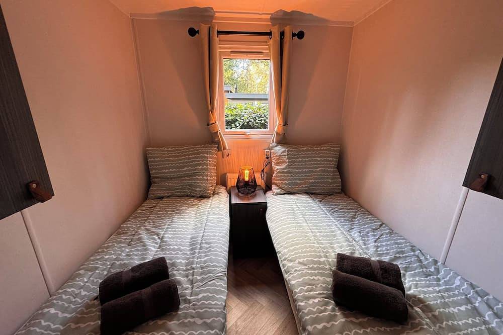 Deluxe chalet with private outside jacuzzi. in Veluwe