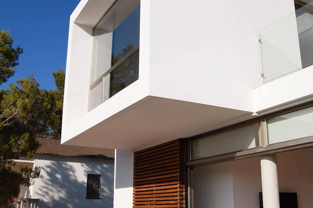 Villa with modern design / views, free Wifi, Priv. Pool, barbecue, air conditioning in 2 Dbl rooms in Canyelles (Barcelona), Garraf