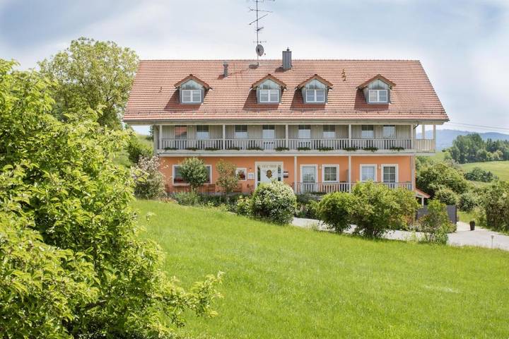 Ferienhaus für 3 Personen, mit Balkon und Terrasse sowie Garten und Ausblick
