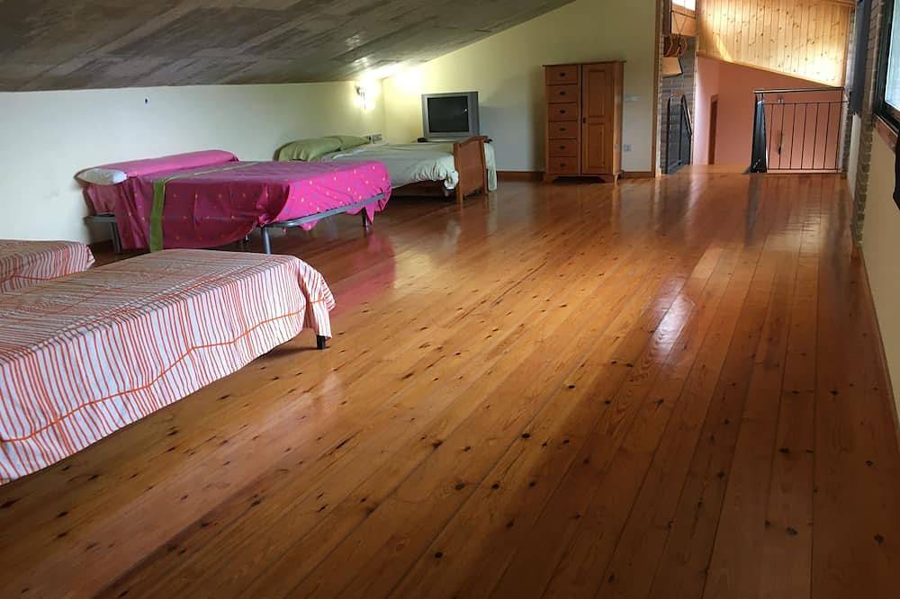 Villa with pool, parking and wifi next to Roc de Sant Gaieta with sea views. in Roda de Berà, Costa Dorada