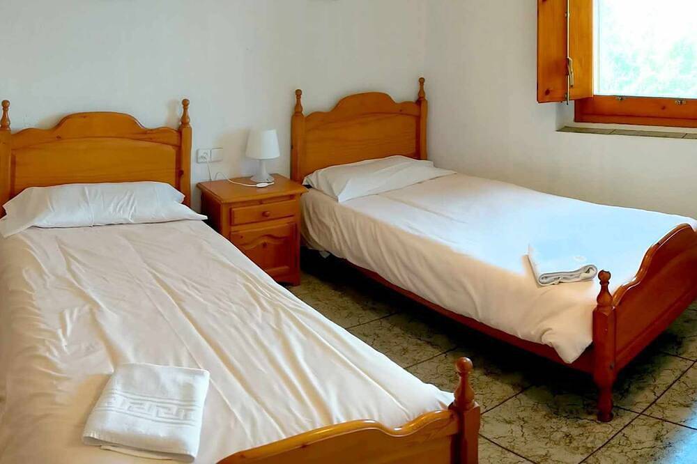 Apartamento entero, Apartamento 'Mas El Carrer - Blanc' con piscina compartida, jardín compartido y Wi-Fi in Santa Pau, Parc Natural de Zona Volcànica de la Garrotxa
