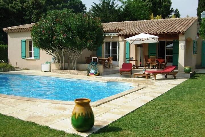 Cottage pour 8 personnes, avec jardin à Chusclan