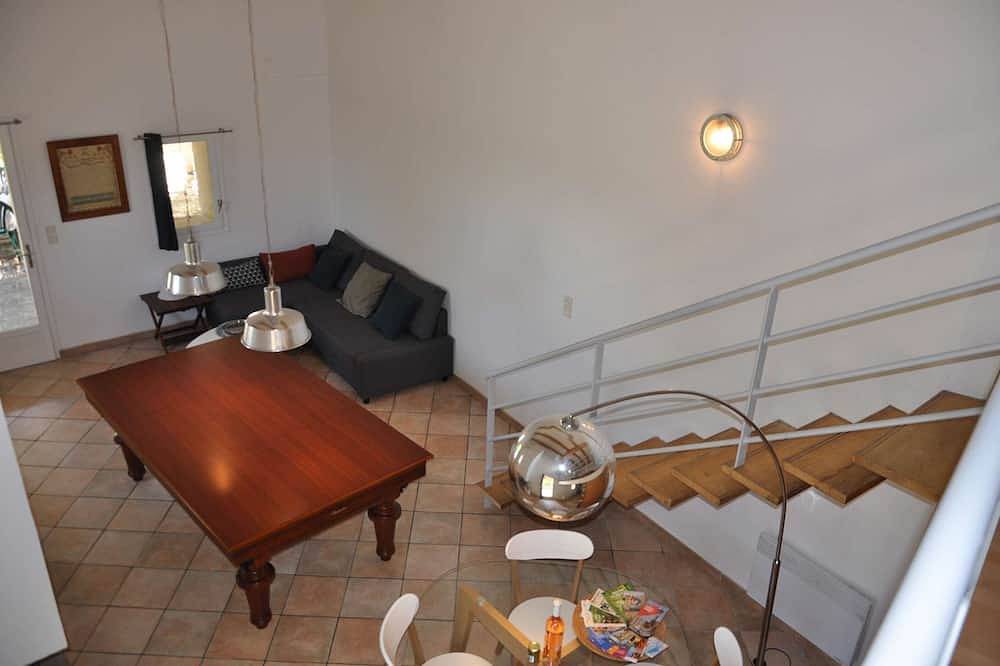 Holiday home in Lagnes, Luberon, pool table and swimming pool, panoramic view, pets allowed (1). in Lagnes, Parc naturel régional du Luberon