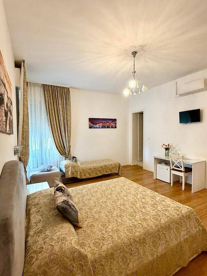 Chambre d’hôte pour 4 personnes, avec Balcon ainsi que Terrasse et Vue à Mestre - 3