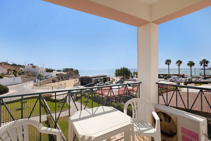 Ganze Wohnung, Ferienwohnung 'Cantinho da Sara I' mit Meerblick, Gemeinschaftspool, Garten, und Klimaanlage in Portimão, Faro Distrikt