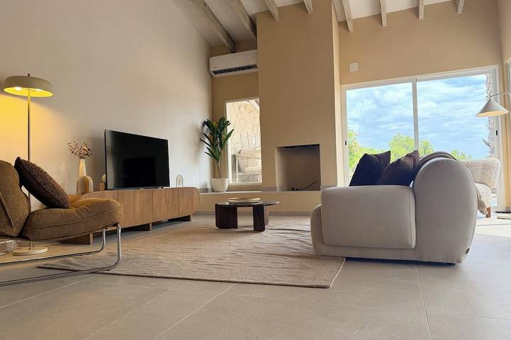 A lovely villa in the peaceful town of La Nucia, with air conditioning, a private pool, and parking in La Nucía, Costa Blanca