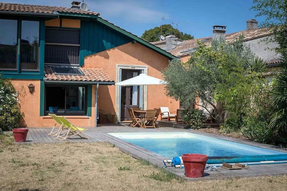 Margaux, sur la route des vins.  Belle maison avec piscine au centre du village. in Margaux-Cantenac, Parc naturel régional du Médoc