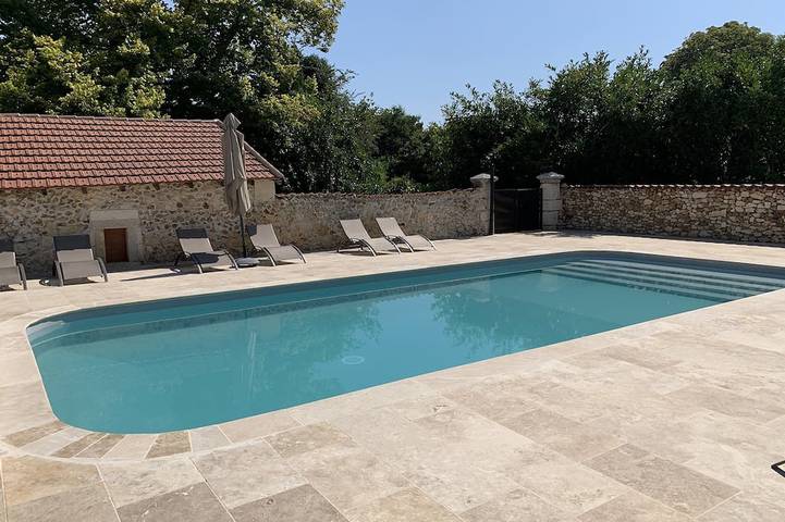 Location de vacances pour 6 personnes, avec piscine ainsi que terrasse et jardin à Bourrou