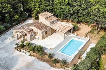 Gîte pour 8 personnes, avec jardin et terrasse à Néoules