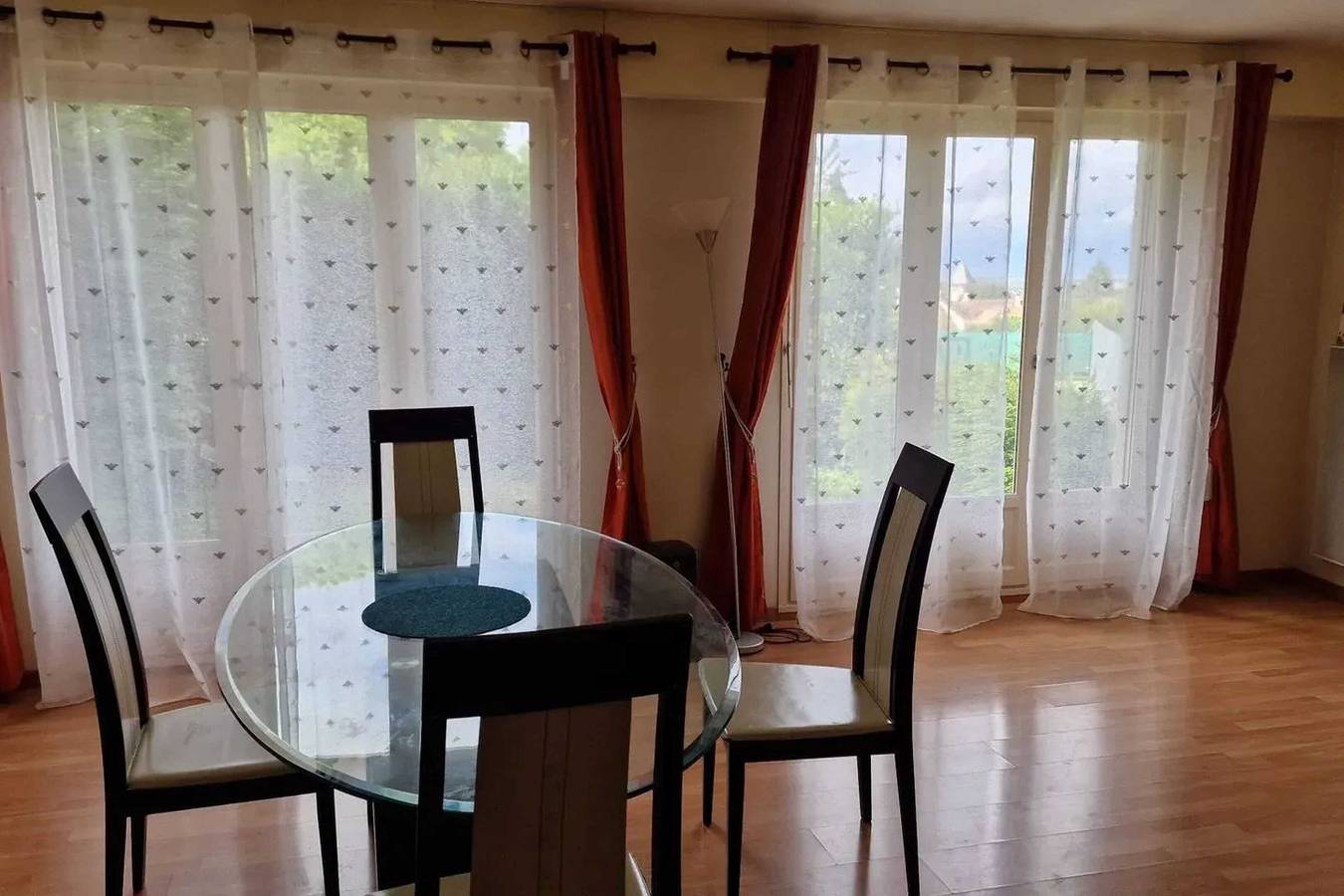 Apartamento entero, Apartamento espacioso en Vaujours, vista al jardín in Vaujours, Sena-Saint Denis