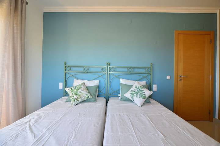 Geräumige, moderne Villa mit privatem Pool und Meerblick in Carvoeiro, Faro Distrikt