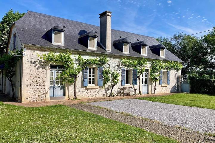 Gîte pour 7 personnes, avec jardin et terrasse à Nousty
