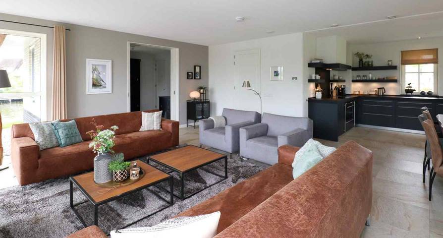 Luxuriöse Wasservilla für 8 Personen mit finnischer Sauna und Terrasse am Wasser. in Delfstrahuizen, Friesland