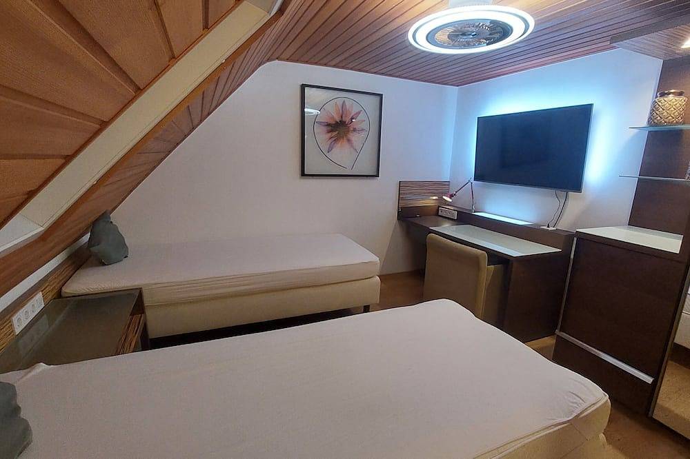 Ganze Wohnung, Ferienwohnung Dg (50 qm) für bis zu 5 Personen mit Smart-Tv und vollständig ausgestatteter Küche in Selb, Oberfranken
