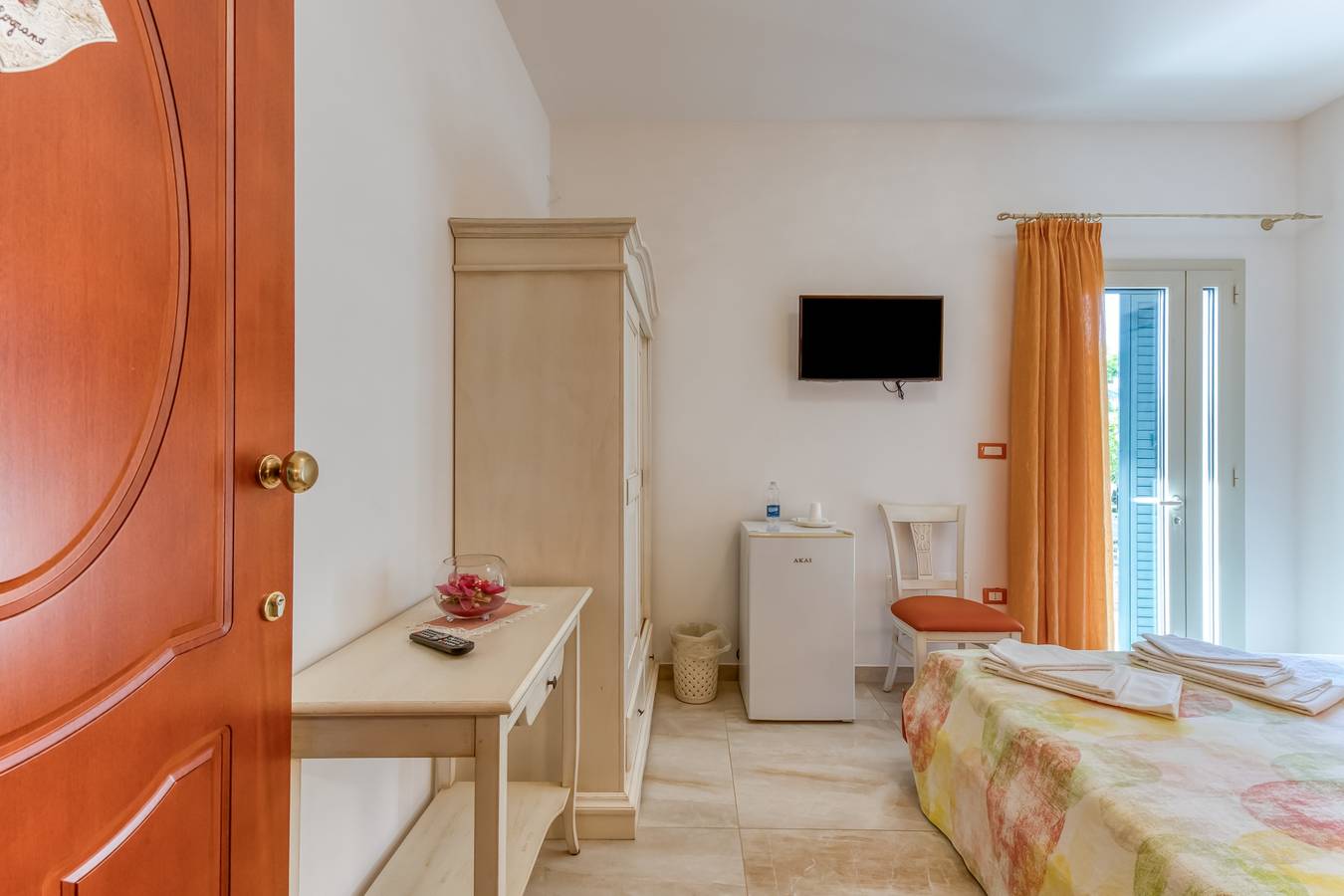 Bed and Breakfast 'Tallyho Melograno' con terrazza condivisa, Wi-Fi e aria condizionata in Salve, Golfo di Taranto
