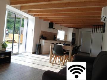 Location de vacances pour 8 personnes, avec piscine ainsi que vue et jardin à Cublize