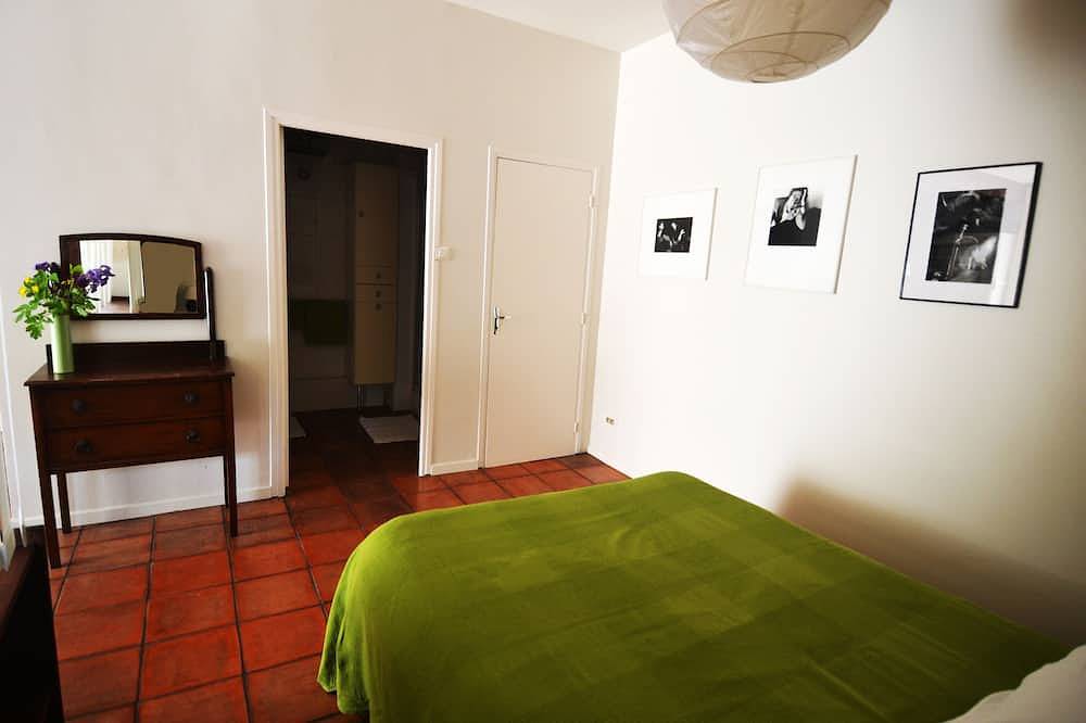 Holiday home for 2 - 45m² - quiet green area - large swimming pool in Souillac, Lot