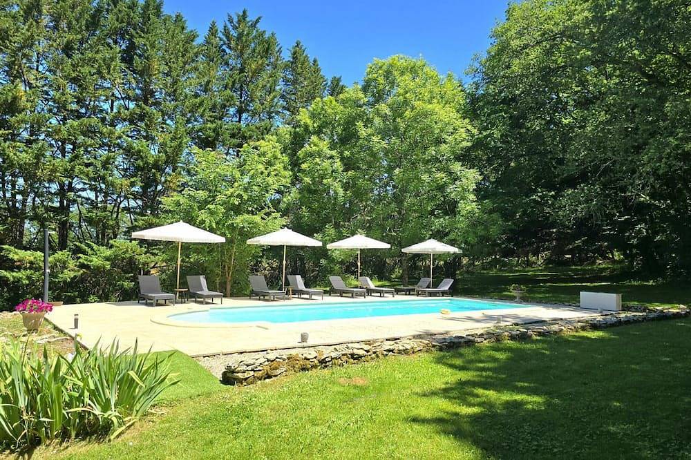Charmant Gîte avec Piscine et Parking Privé en Périgord Noir in Berbiguières, Périgord Noir