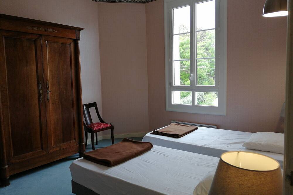 Villa années 30 proche plage et commerces, 10 couchages in Royan, Côte de Beauté