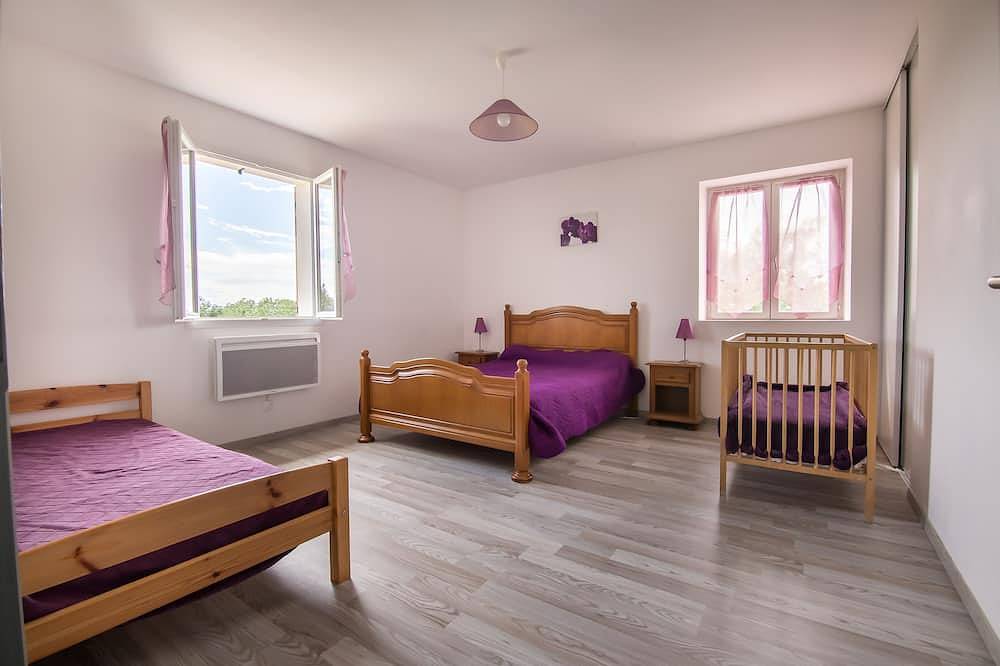 Gîte de campagne *** idéal pour famille nombreuse, fête de famille et la détente in Roybon, Isère