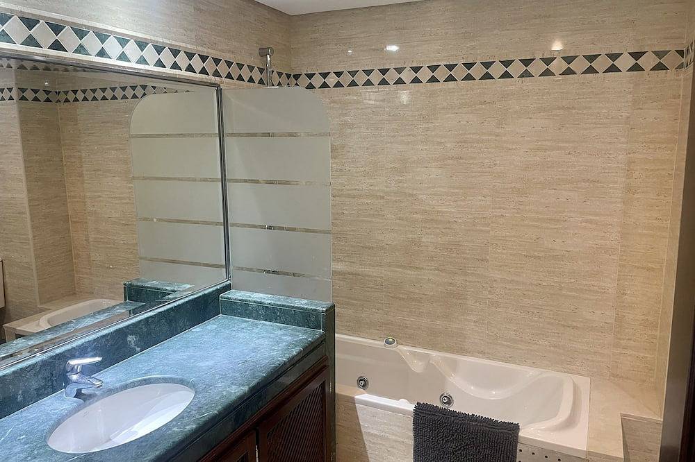 Apartamento entero, Golf gratuito, tenis, pádel, gimnasio, 4 piscinas, incluida climatizada in Ojén, Sierra de las Nieves