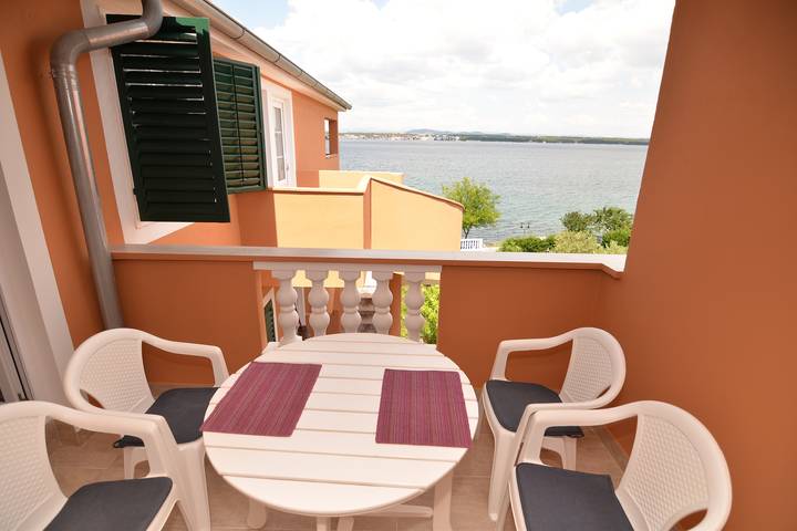 Ferienwohnung für 4 Personen, mit Balkon/Terrasse in Tkon