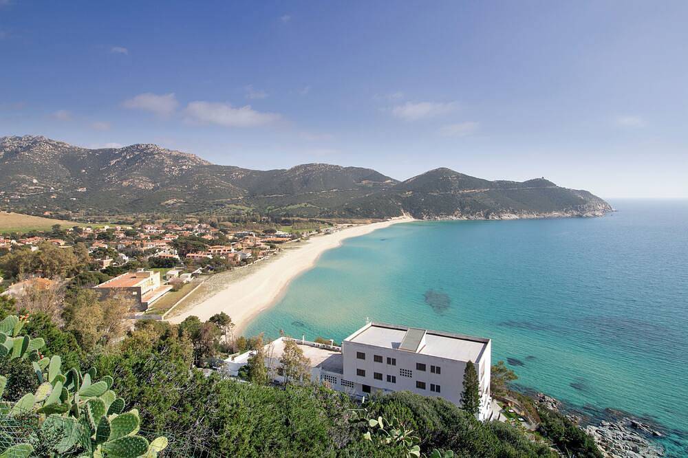 Accogliente Villa Immersa nel Verde con Incantevole Vista Mare in Solanas, Comune di Sìnnia