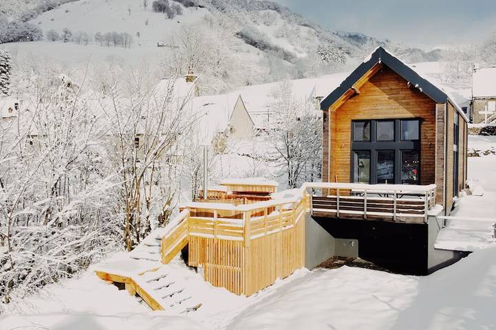 Maison de vacances pour 8 personnes, avec Balcon ainsi que Jacuzzi et Jardin dans le Cantal