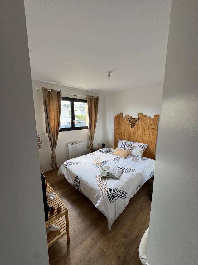 Chambre d’hôte pour 2 personnes, avec terrasse ainsi que vue et jardin, adapté aux familles à Changé