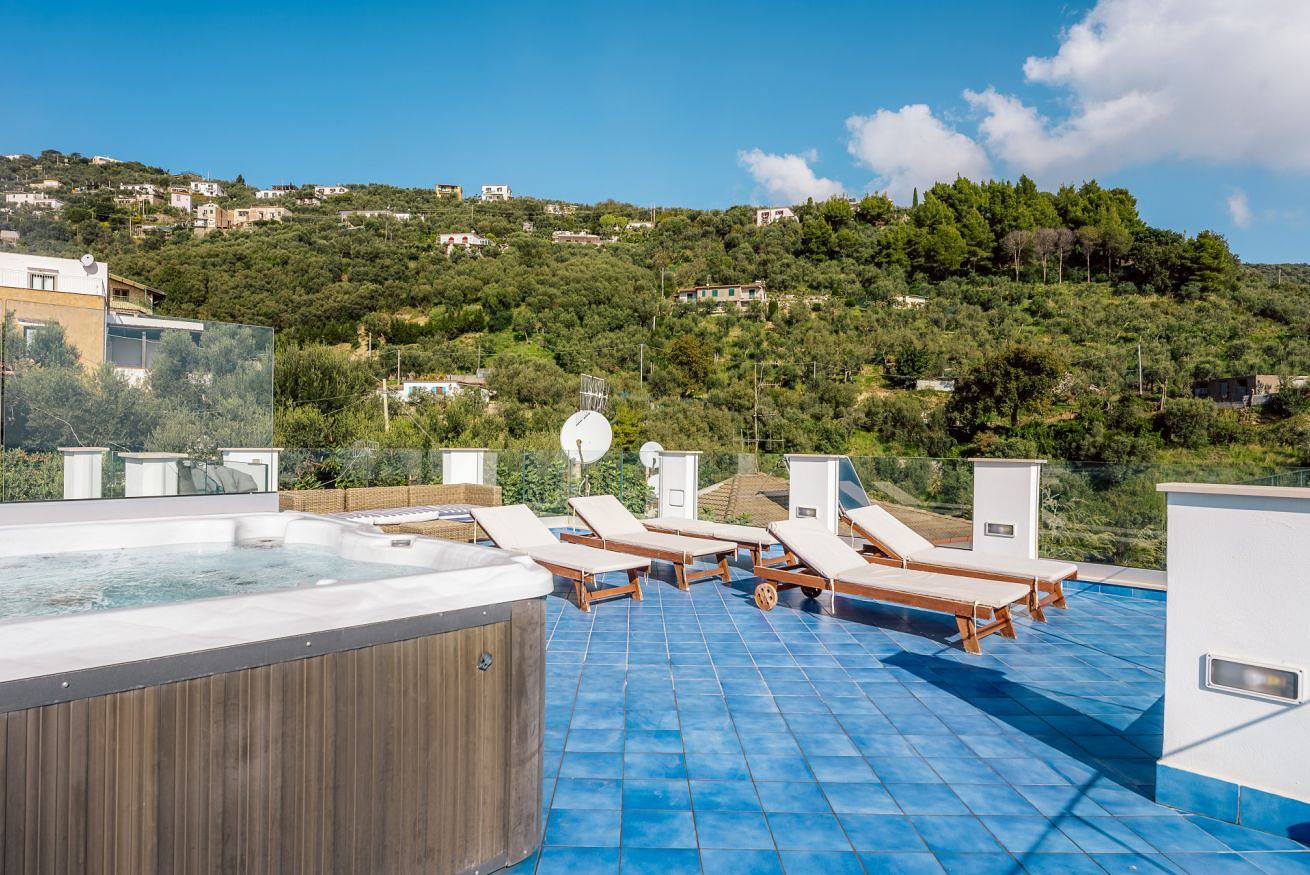 Nerano Bay Villa with Jacuzzi Rooftop in Nerano, Province de Naples
