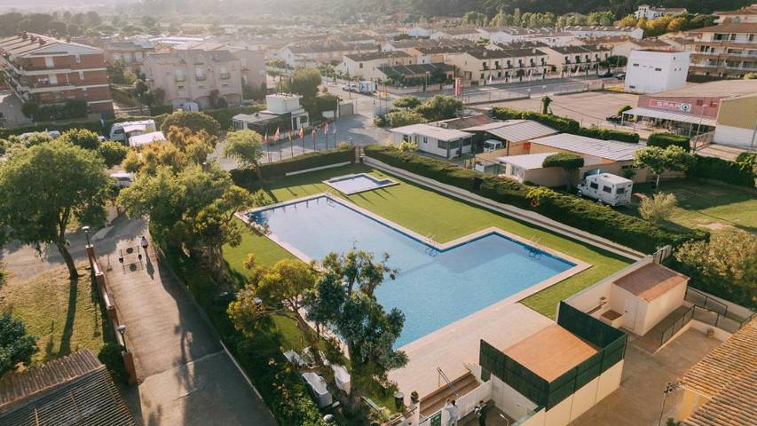 Camping pour 4 personnes, avec terrasse ainsi que jardin et piscine