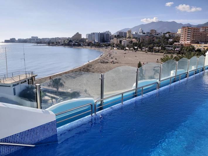 Location de vacances pour 4 personnes, avec vue sur l’océan et piscine ainsi que terrasse et vue sur le lac, adapté aux familles à Benalmádena