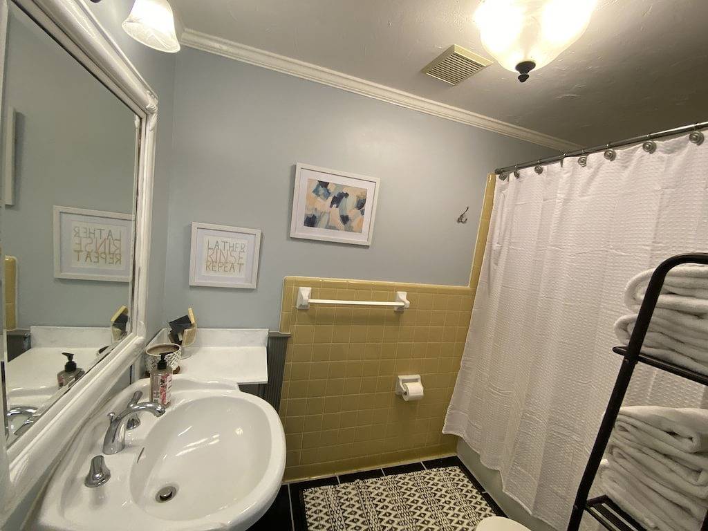 Pet Friendly Home Minutes from Ua with Large Fenced Backyard and Movie Theatre in Tuscaloosa, Tuscaloosa County