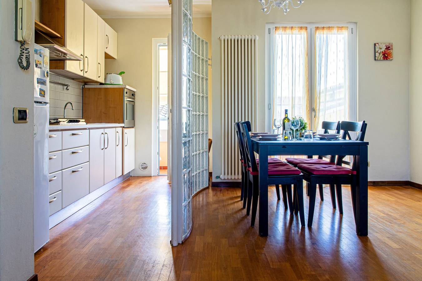 Entire apartment, Apartment 'Raggio Di Sole' with Balcony and Wi-Fi in Torre del Lago Puccini, Viareggio