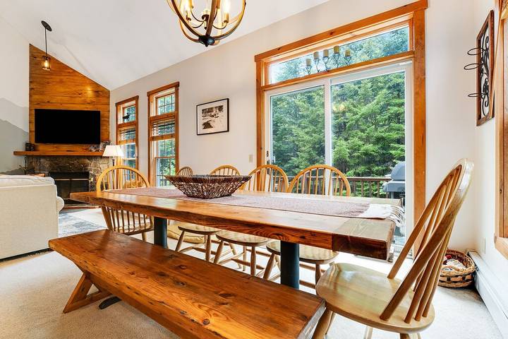 Vacation house for 8 people, with pool and yard as well as balcony in Vermont