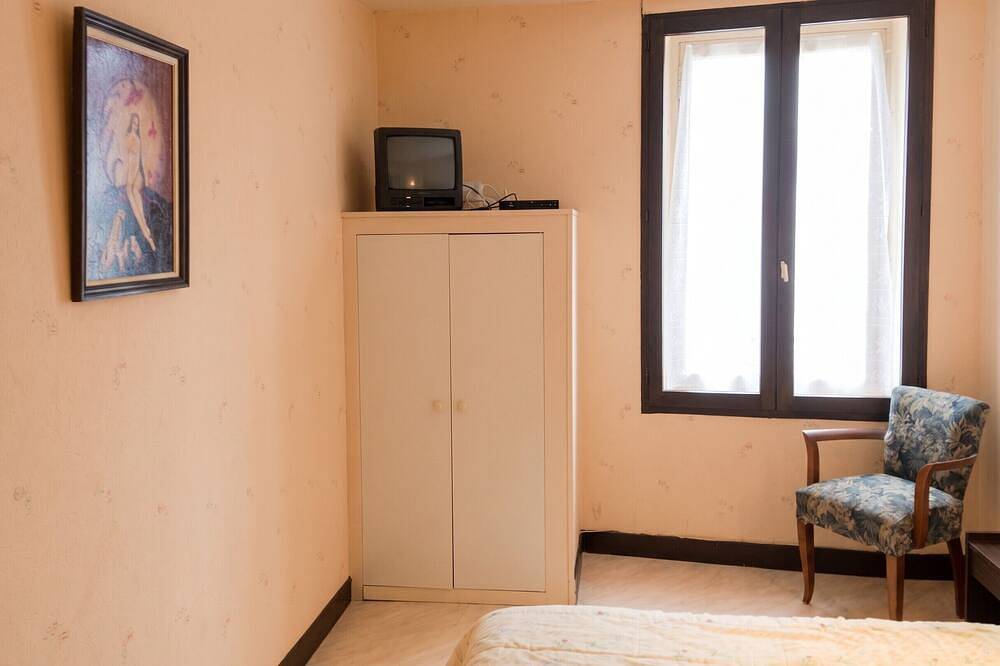 Entire apartment, Homerez - Flat in Néris-les-Bains. in Néris-les-Bains, Montluçon region